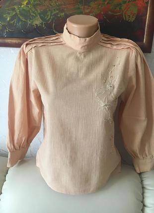 Блуза пудрового цвета с расклешонным рукавчиком и вышивкой