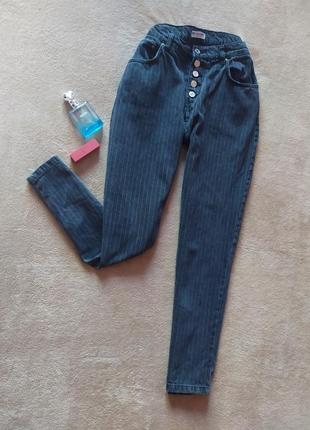 Круті темно сірі вкорочені джинси mom у дрібну смужку на гудзиках