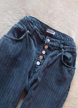 Стильные укороченные качественные джинсы mom в мелкую полоску на пуговицах4 фото