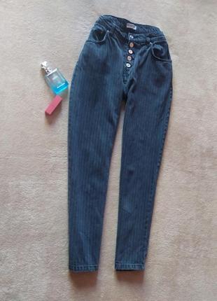 Стильные укороченные качественные джинсы mom в мелкую полоску на пуговицах2 фото