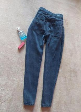 Стильные укороченные качественные джинсы mom в мелкую полоску на пуговицах3 фото