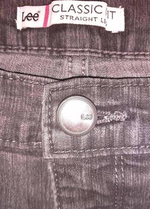 Женские брендовые джинсы с вышивкой на кармане.4 фото