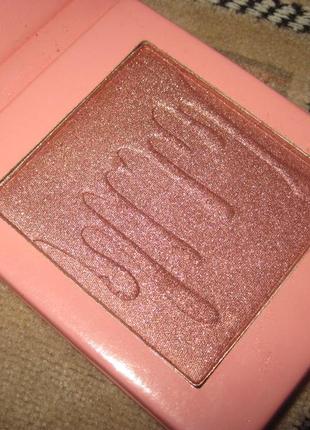 Хайлайтер pressed illuminating powder, тон strawberry shortcake5 фото