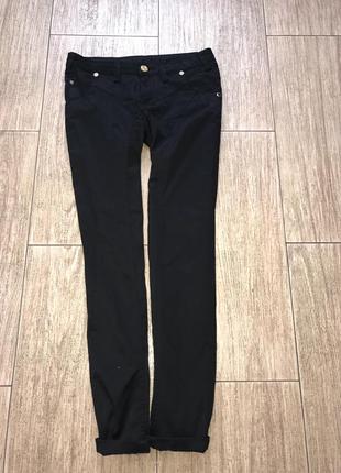 Чёрные джинсы с небольшим отливом1 фото