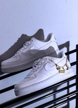 Прекрасные женские кроссовки nike air force 1 lucky charms белые с цепочкой