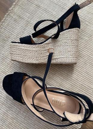 Жіноче босоніжки