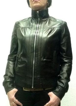Куртка кожаная натуральная женская черная под резинку на молнии с воротником стойка