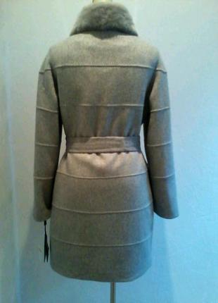 Пальто кашемірове жіноче зимове сіре під пояс із хутром шиншили на комірі2 фото