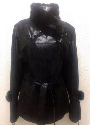 Шкіряна жіноча куртка чорна в лазерному накаті