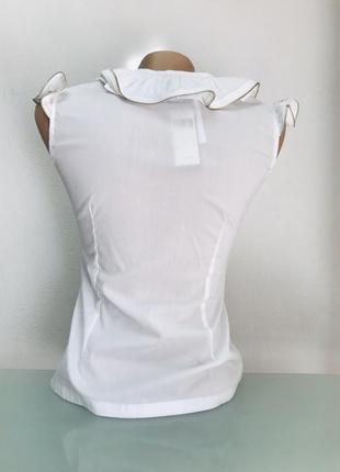 Блуза рубашка без рукава женская с воланом белая приталенная3 фото