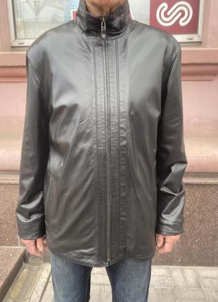 Куртка чоловіча шкіряна натуральна чорна на блискавці комір-стійка перфорована демісезонна