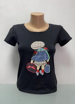 Жіноча футболка приталена по фігурі чорна з аплікацією