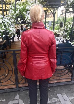 Кожаная женская куртка красная кроко .6 фото