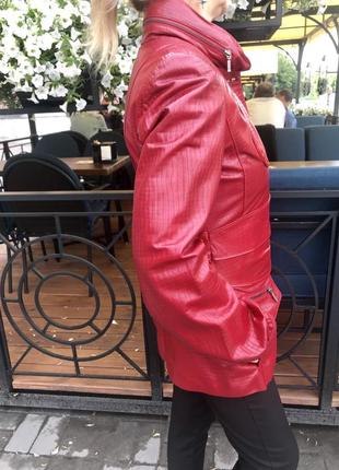 Кожаная женская куртка красная кроко .4 фото