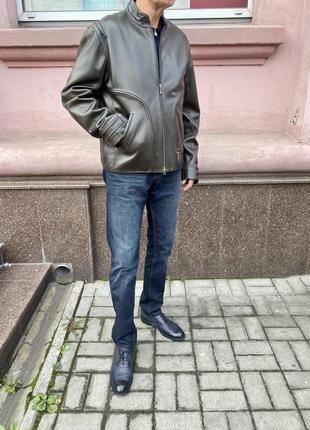 Куртка чоловіча шкіряна натуральна коротка оливкова на блискавці комір стійка3 фото