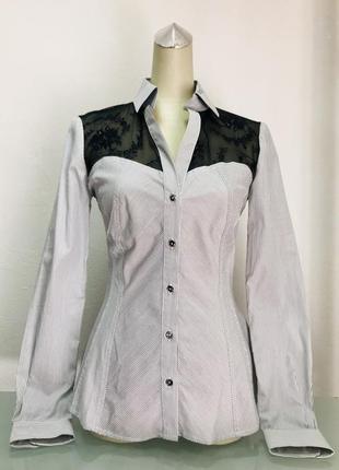 Рубашка женская светлая в полоску с черными гипюровыми вставками societa