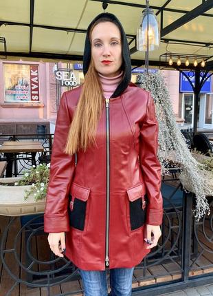Кожаная натуральная женская куртка тренч adamo с капюшоном и вязаными элементами на молнии красная2 фото