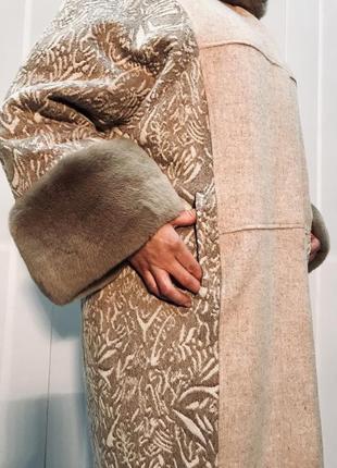 Пальто зимове кашемірове жіноче беж з коміром і манжетами з хутра соболю розмір+9 фото
