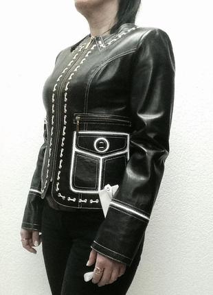 Куртка шкіряна чорна з білими вставками3 фото