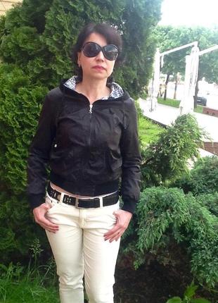 Куртка ветровка женская черная на молнии с капюшоном молодежная