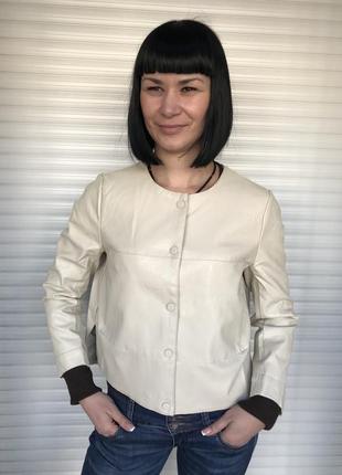 Куртка женская из экокожи белая тонкая3 фото