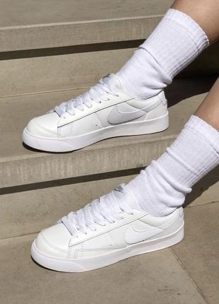 Нереальные женские кроссовки nike blazer low triple white белые