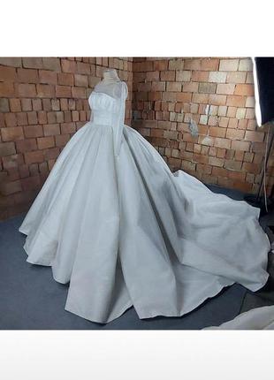 Дуже пишна весільна сукня1 фото