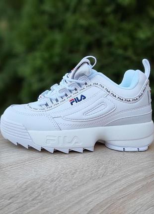 Классные женские кроссовки fila disruptor 2 белые с ободком из лого