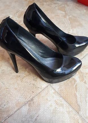 Лакові туфлі на шпильці
