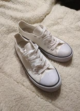 Белые кеды типа convers 3