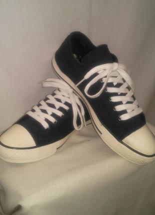 Класні кеди темно синього кольору