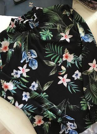 Красива блузка в тропічний принт