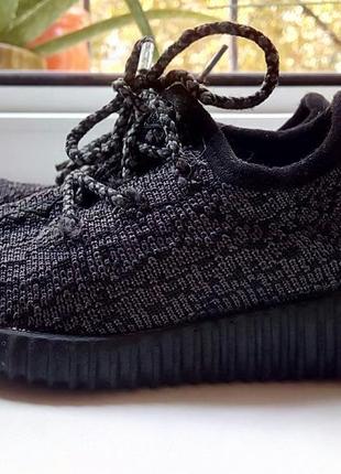 Кросівки adidas.