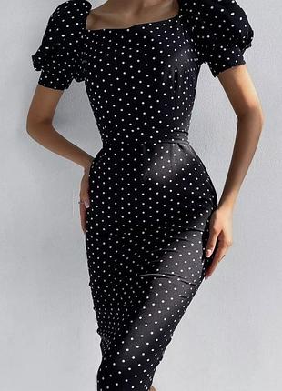 Приталенна чорна сукня-футляр в горошок