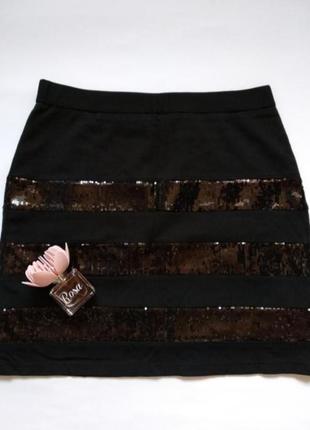 Короткая трикотажная черная мини юбка с полосами с пайеток и эластичной талией