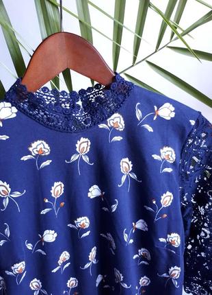 Сукня з мереживом, квітковим принтом