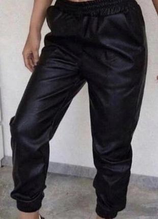 Штани з еко-шкіри на резинці