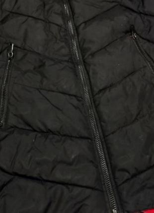 Чорна тепла жилетка з капюшоном3 фото