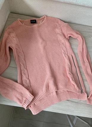 Крутой свитер сбоку на замочках