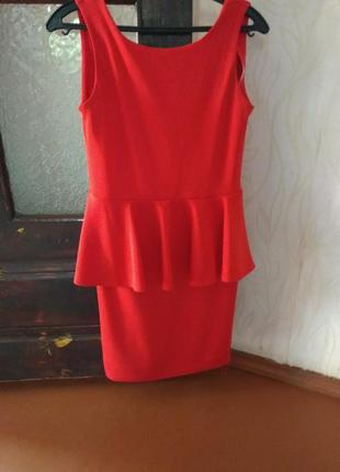 Платье красное, спина немного открыта,  одето пару раз, ткань хорошая2 фото