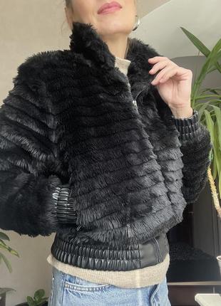 Куртка- бомбер зі штучного хутра.