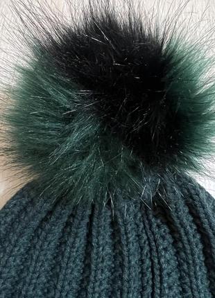 Очень красивая и стильная вязаная шапка.