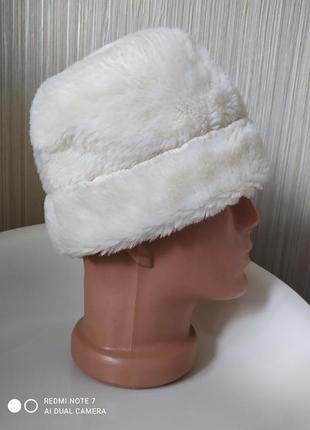 Шапка з еко хутра білого кольору