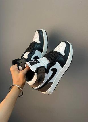 Жіночі кросівки nike air jordan 1 retro mid dark mocha

 женские кроссовки найк аир джордан