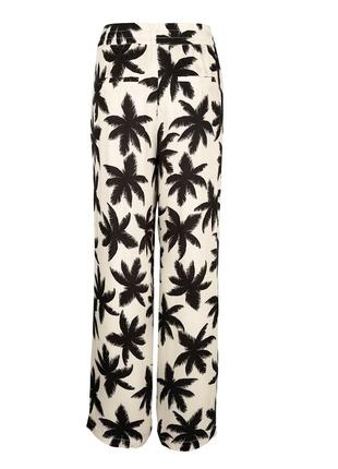 Брюки вільного крою.