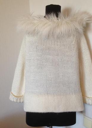 Модный, эффектный, укороченный вязаный свитер с меховым воротником.2 фото