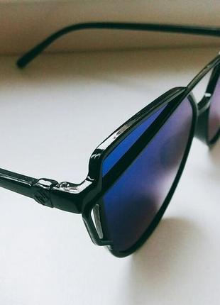 Черные очки от солнца с пластиковой двойной рамой и зеркальной синей линзой4 фото