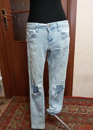 Джинсы,голубые,новые,стрейч,с дырками.р50,48,46.ц.200 гр