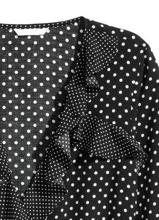 Блуза топ на запах з рюшами в горох якісна стильна чорна біла h&m3 фото