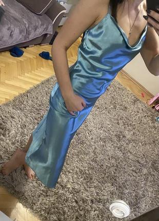 Ніжна атласна сукня